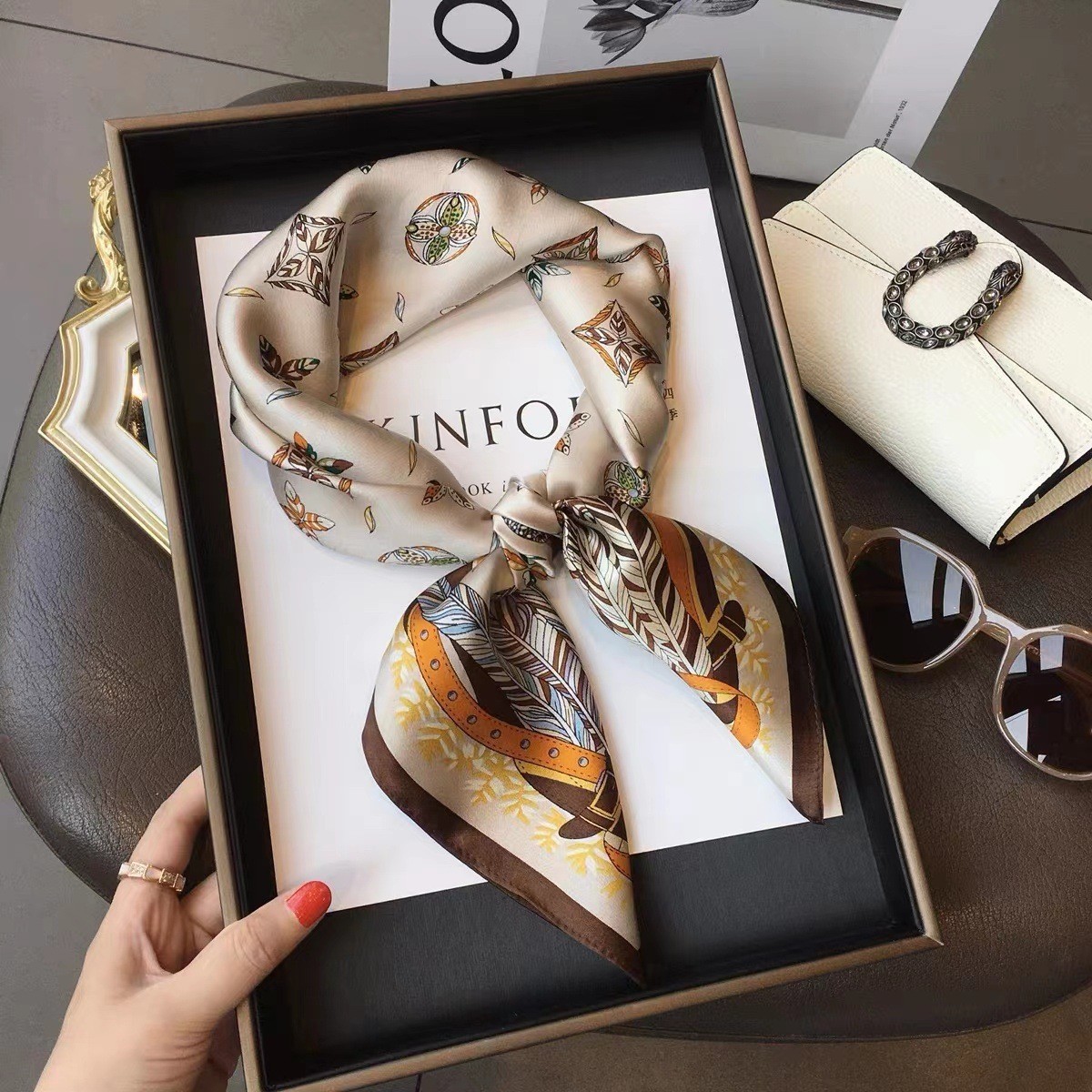 Luxury Bags Expensive - แฟชั่นหรูหราพิมพ์ 70*70 ซม.ผ้าไหมผ้าพันคอผู้หญิงซาติน Hairband Neckerchief Tie