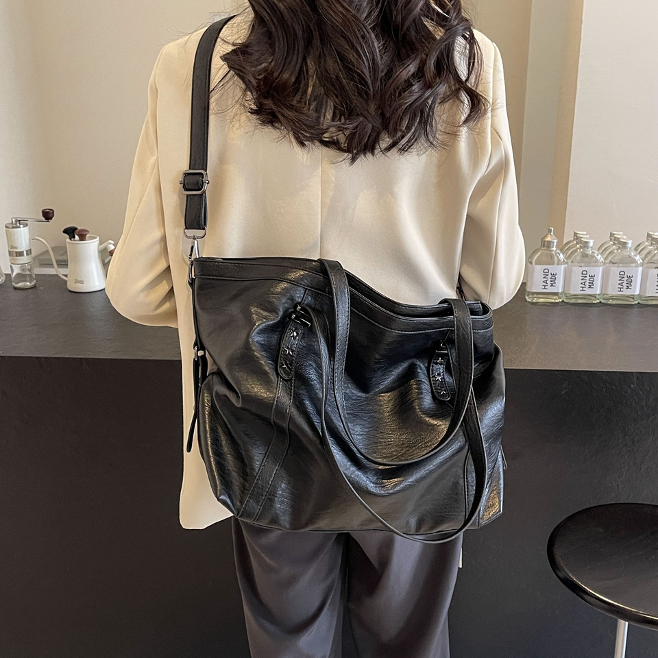 กระเป๋าสะพายไหล่สีดำขนาดใหญ่สำ - Luxury Bags 2026 บทวิจารณ์และราคา
