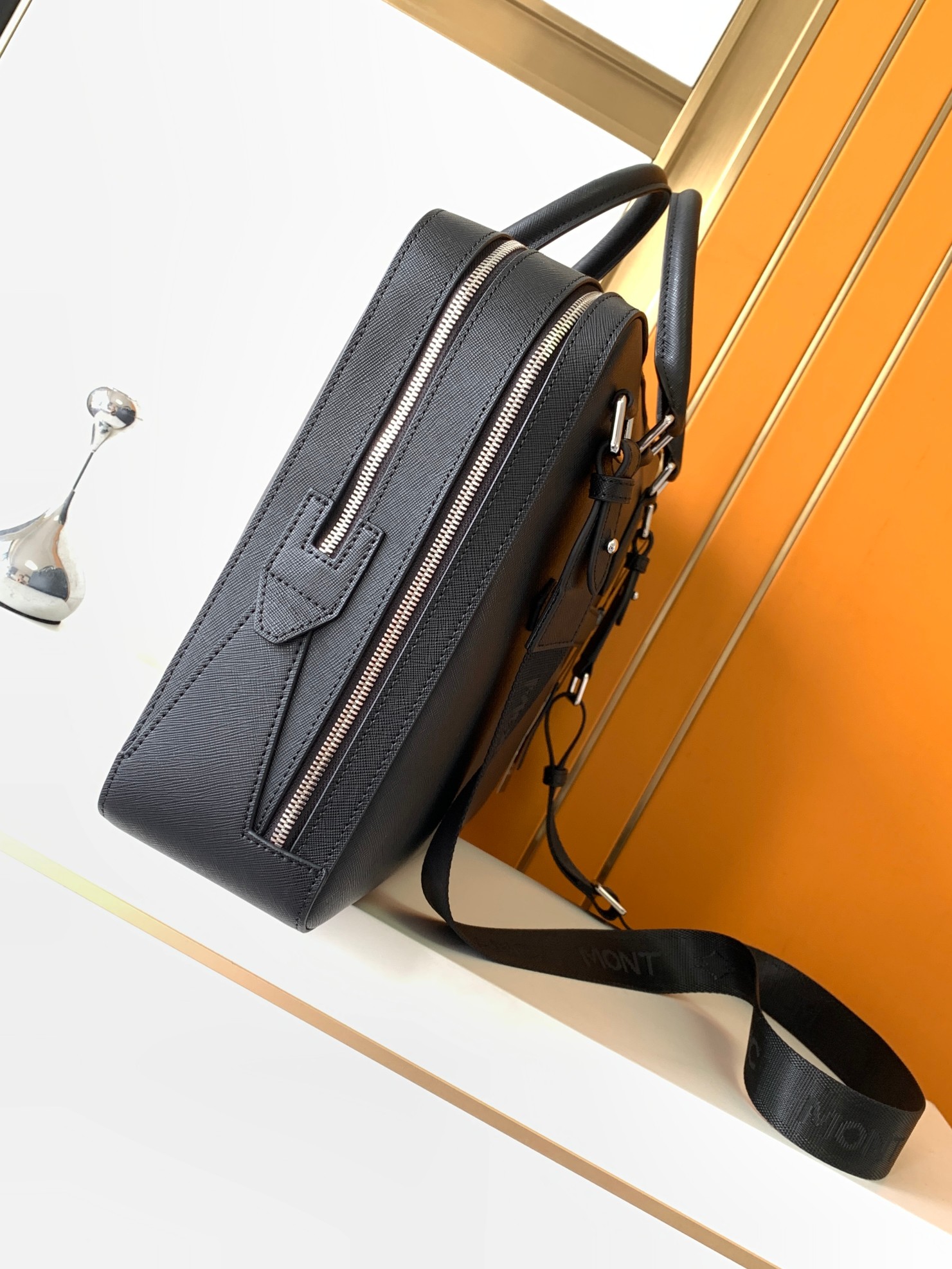 กระเป๋าถือผู้ชายสุดหรู หนังแท้ - Luxury Bags 2026 บทวิจารณ์และราคา
