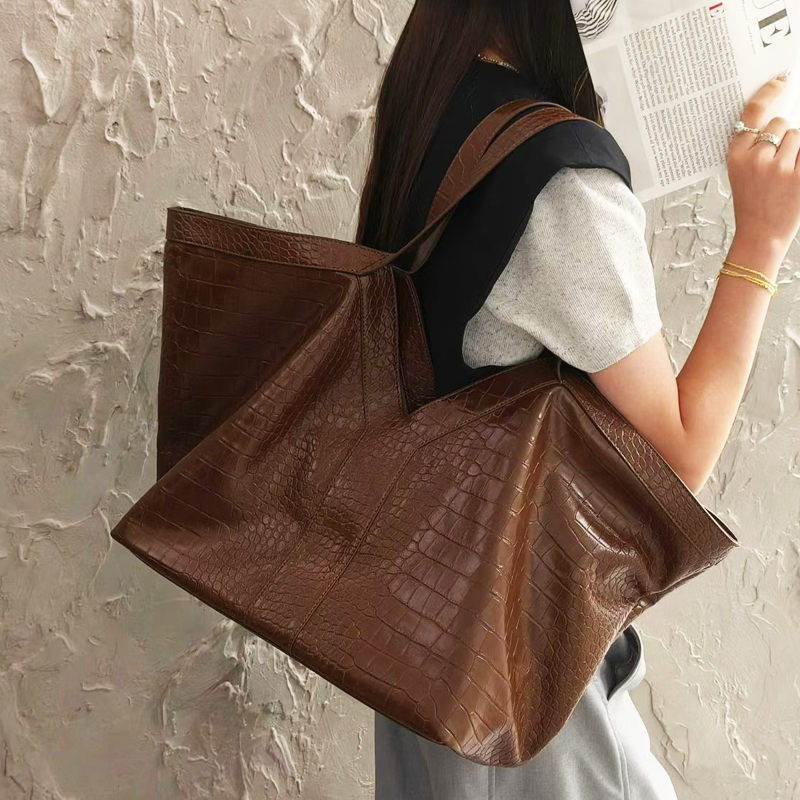 กระเป๋าโท้ทลายจระเข้ขนาดใหญ่สำ - Luxury Bags 2026 บทวิจารณ์และราคา