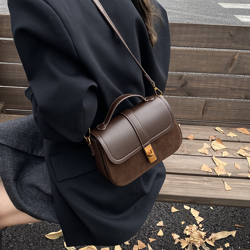 กระเป๋าสะพายข้างทรงสี่เหลี่ยมข - Luxury Bags Trend 2025 บทวิจารณ์และราคา