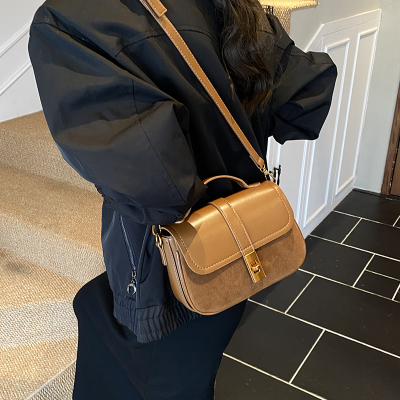 กระเป๋าสะพายข้างทรงสี่เหลี่ยมข - Luxury Bags Trend 2025 บทวิจารณ์และราคา