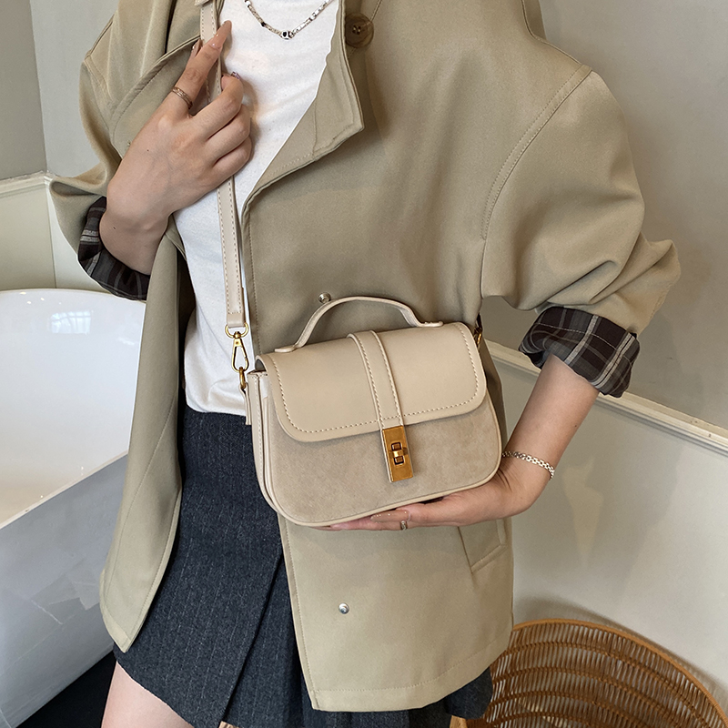 กระเป๋าสะพายข้างทรงสี่เหลี่ยมข - Luxury Bags Trend 2025 บทวิจารณ์และราคา