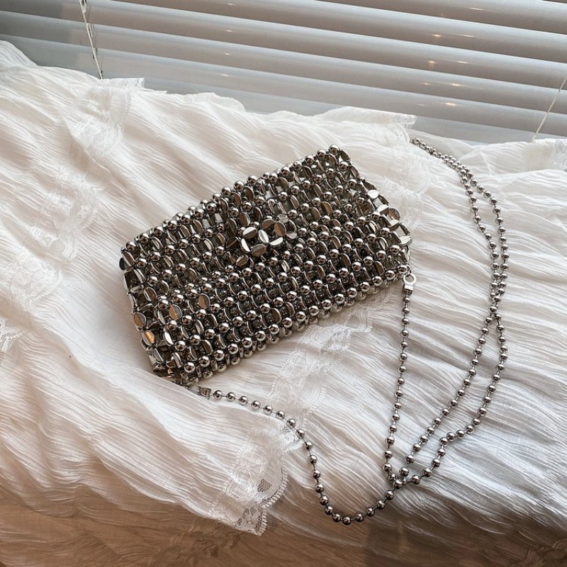 กระเป๋าคลัทช์สีพื้นเรียบหรู ดี - Luxury Bags Trend 2025 บทวิจารณ์และราคา