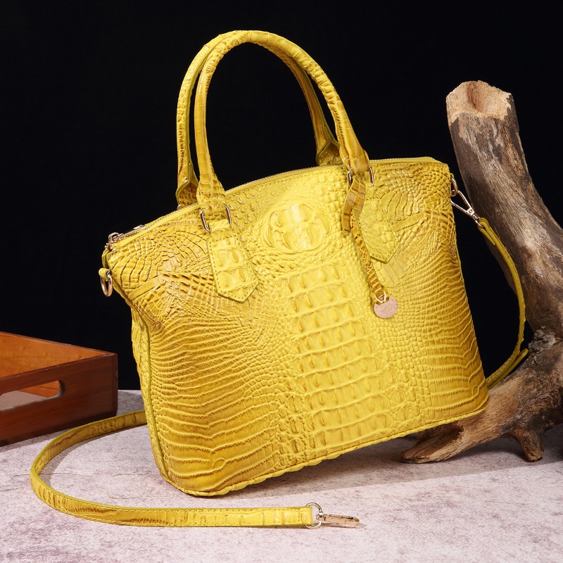 กระเป๋าถือผู้หญิงลายหนังจระเข้ - Luxury Bags Trend 2025 บทวิจารณ์และราคา