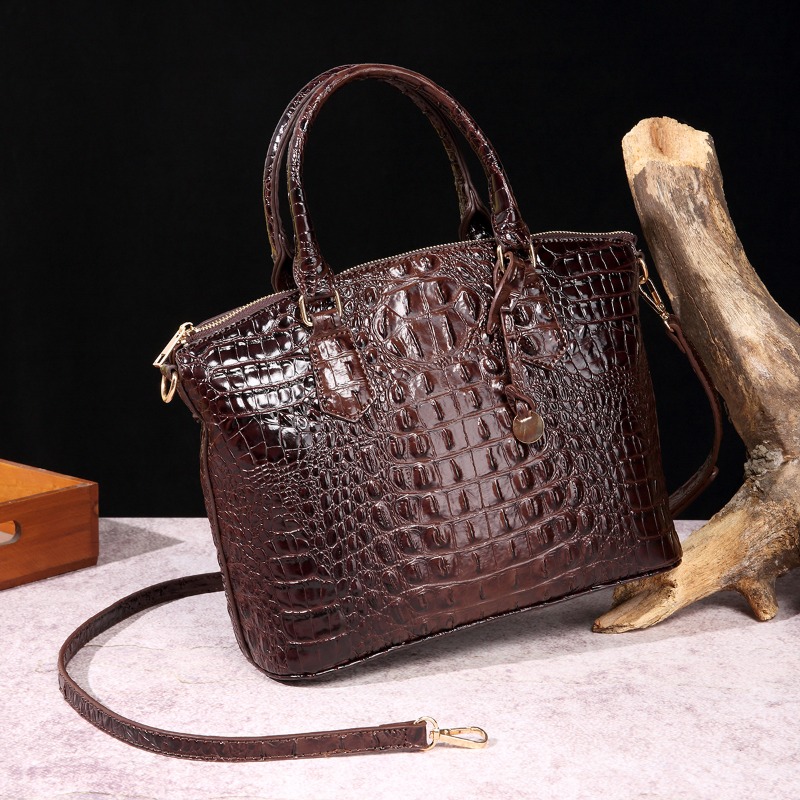 กระเป๋าถือผู้หญิงลายหนังจระเข้ - Luxury Bags Trend 2025 บทวิจารณ์และราคา